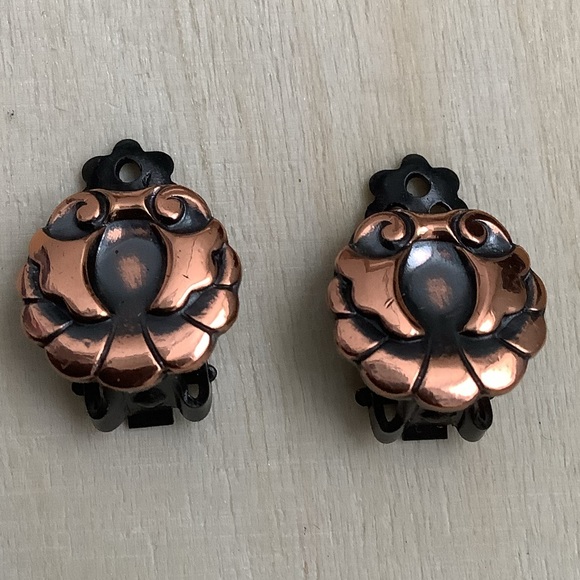 🦋🌸 Unique Vintage copper clip on earrings butterfly flower? - Picture 3 of 6
